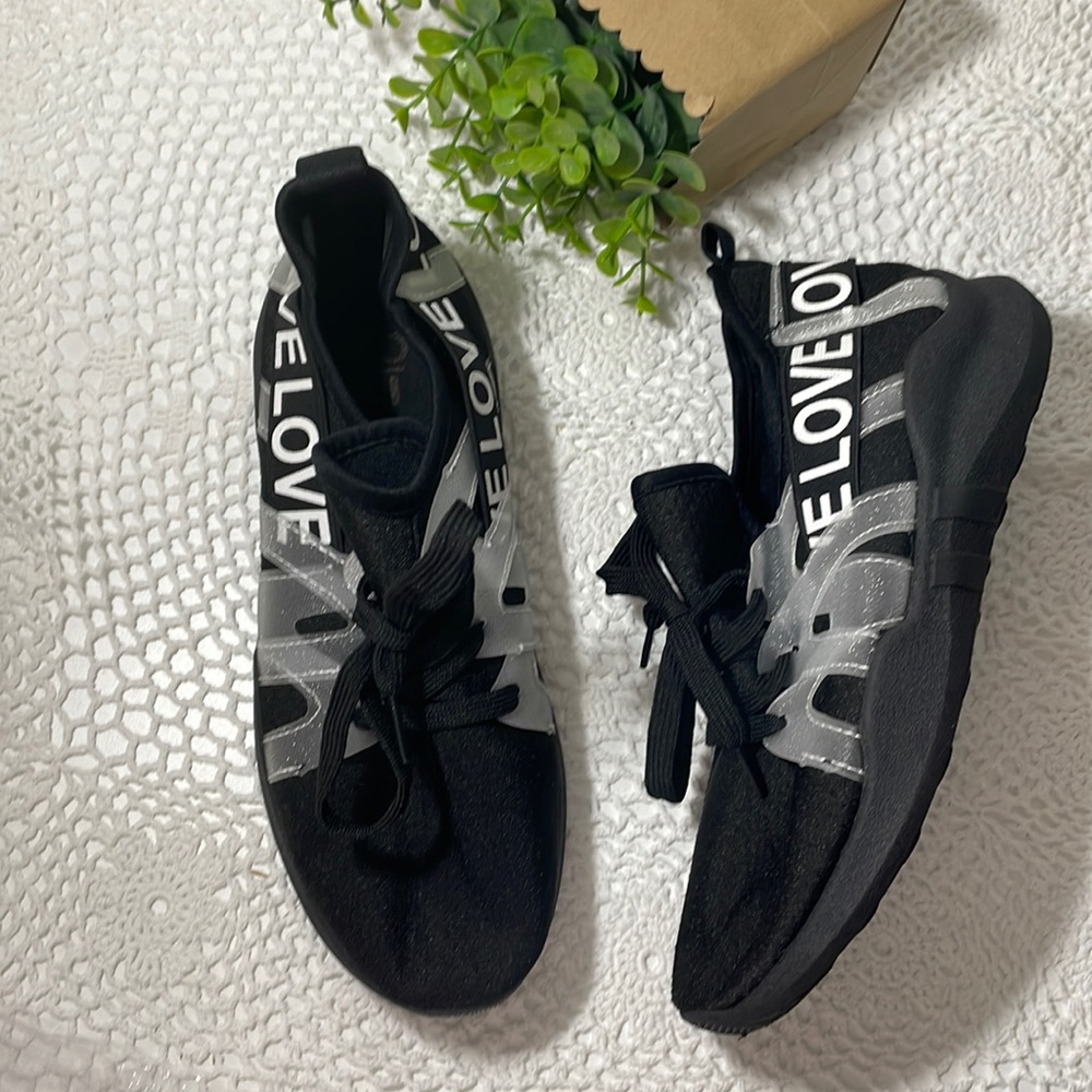 Ladies LOVE ❤️ walking shoe in ladies 8 US